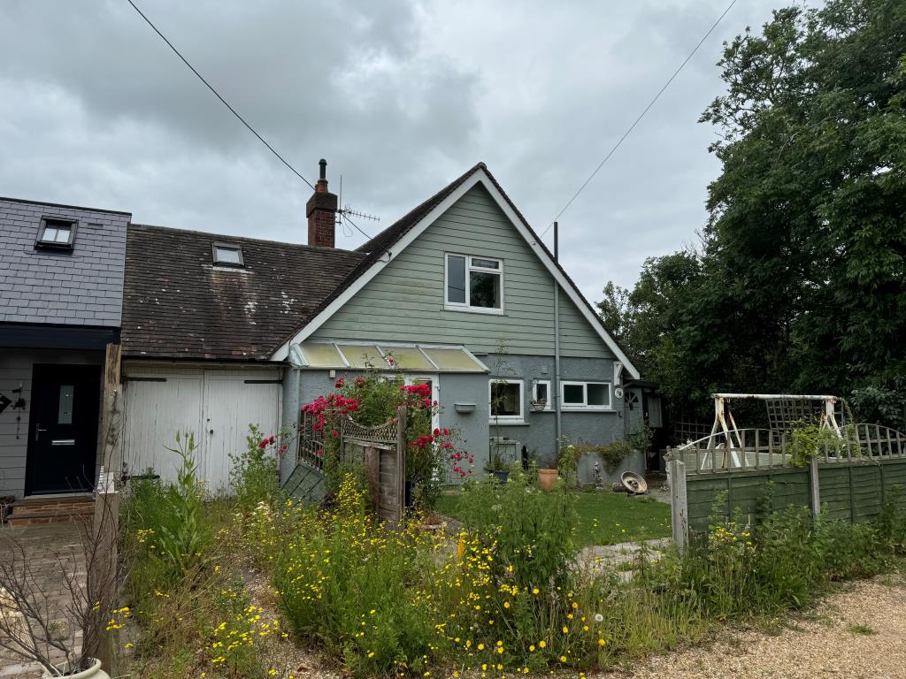 Lot: 179 - FREEHOLD HOUSE FOR IMPROVEMENT ON SOUGHT AFTER PRIVATE ESTATE - A front shot of the property